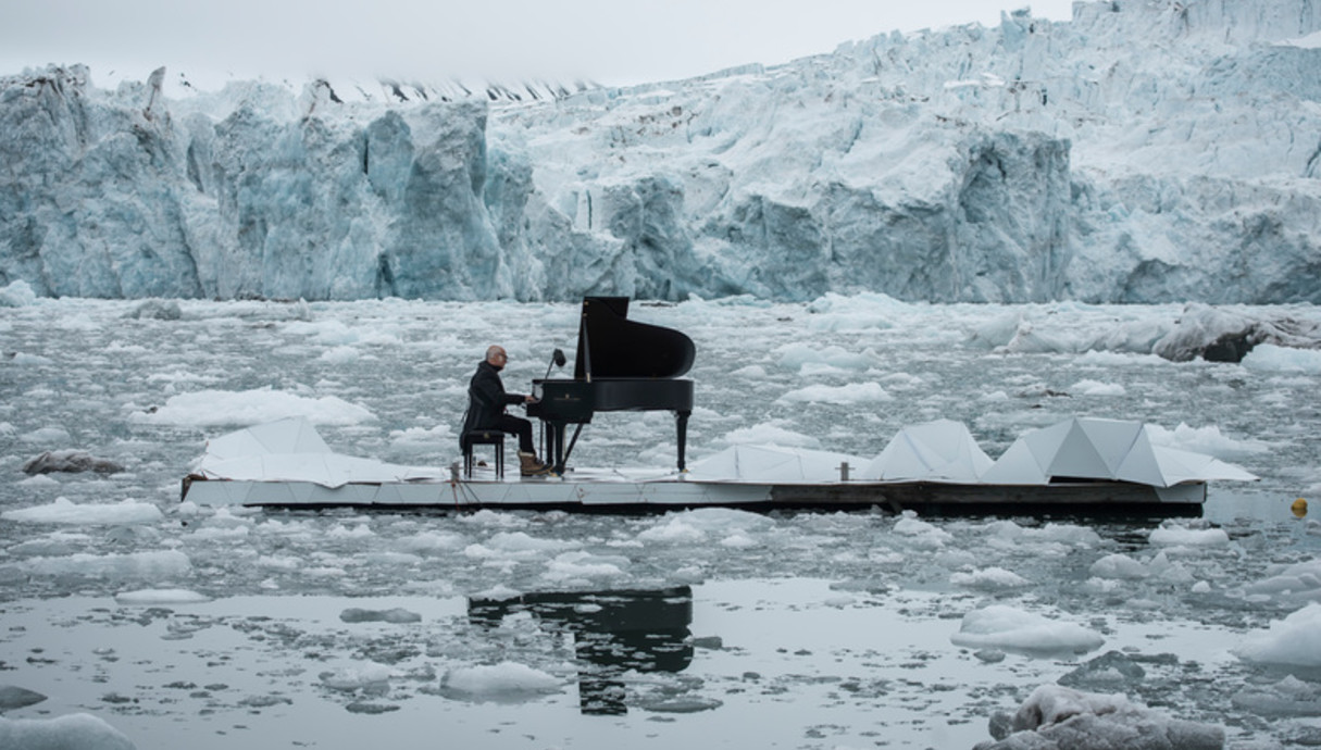 הפסנתרן האיטלקי המפורסם מנגן על גבי קרחון נמס בקוט