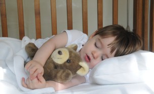 ילד ישן מחזיק בובה (צילום: istockphoto)