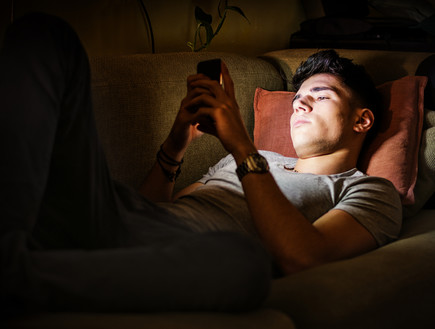 מול הסמארטפון בלילה (צילום: Shutterstock)