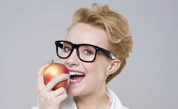 החמישייה 23.8, אישה עם משקפיים (צילום: Shutterstock)
