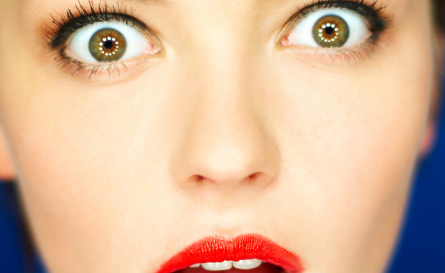 בחורה המומה עם שפתון אדום (צילום: Thinkstock, getty images)