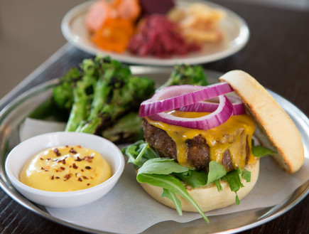 נח ביסטרו -המבורגר זנב שור (צילום: עודד קרני, mako אוכל)