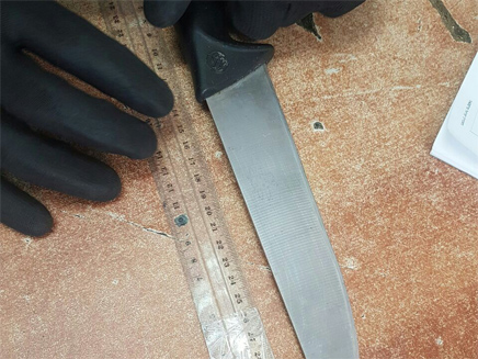 הסכין שאותרה בתיק החשודה בקלנדיה, היום (צילום: דוברות המשטרה)