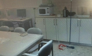 חדר המורים לאחר ריסוס מטף הכיבוי (צילום: משטרת ישראל)