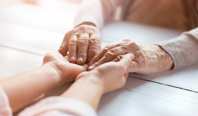 לשמור לנכדים, סבתא ונכד (צילום: Halfpoint, Shutterstock)
