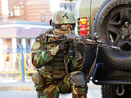 לוחם הכוחות המיוחדים של צבא אוקראינה (צילום: משרד הפנים האוקראיני)