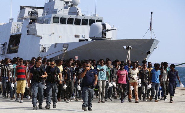 מהגרים בנמל סיציליה, ארכיון