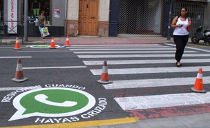 לוגו וואטסאפ על מעבר חציה בספרד