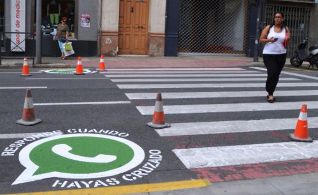 לוגו וואטסאפ על מעבר חציה בספרד