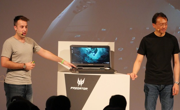 מחשב נייד עם מסך קעור Acer Predator 21X (צילום: אהוד קינן, ברלין, NEXTER)