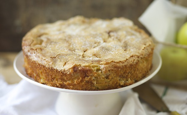 עוגת תפוחים ויוגורט - שלמה