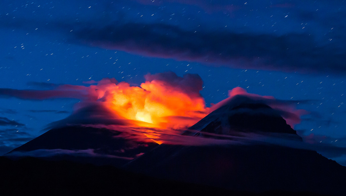 הר הגעש קלוצ'יבסקיה בלילה 