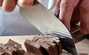 שף חותך שוקולד (אילוסטרציה: Shutterstock)
