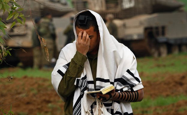 חייל מתפלל עם טלית בשטח (צילום: David Silverman, GettyImages IL)
