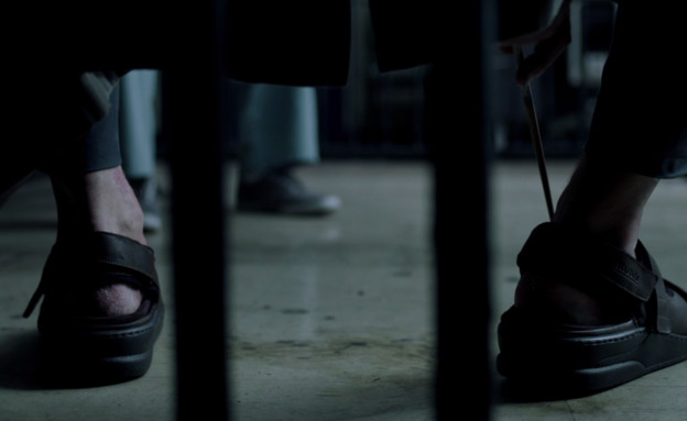 הרגליים של ג'ון טורטורו ב"ליל האירוע" (צילום: HBO,  יחסי ציבור )