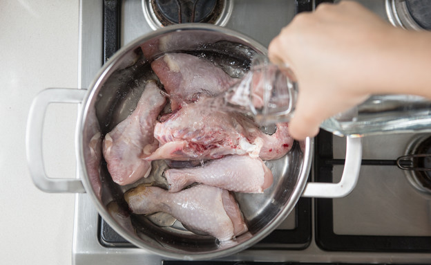 מרק עוף אסייתי - מוסיפים מים