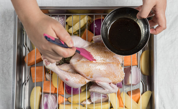 עוף צלוי - מברישים את העוף