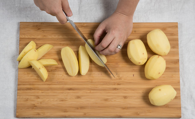 עוף צלוי - חותכים את תפוחי האדמה (צילום: דרור עינב, mako אוכל)