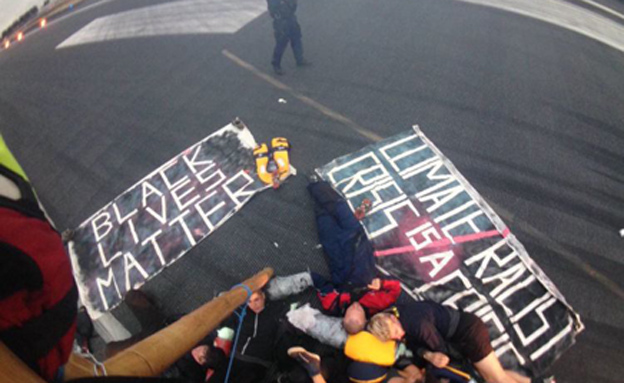 מחאה נגד הרחבת נמל התעופה (צילום: SKY NEWS)