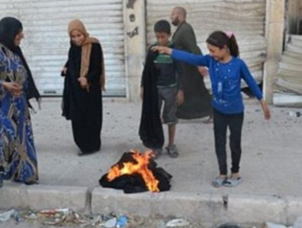 דאעש אוסר על לבישת בורקה (צילום: טוויטר)