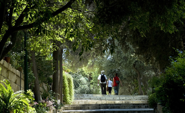 אנשים מסתובבים בגן הירוק, ירושלים (צילום: Marina Yesina, Shutterstock)