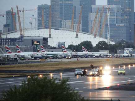 מחאה נגד הרחבת נמל התעופה (צילום: Sky News)