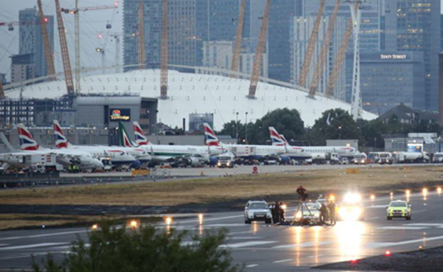 מחאה נגד הרחבת נמל התעופה (צילום: Sky News)