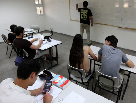 תלמידי תיכון לומדים מתמטיקה (צילום: קובי גדעון לפלאש 90)