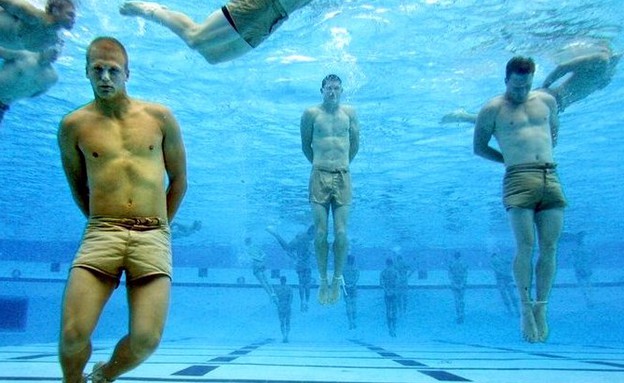 איך להינצל מטביעה (צילום: Us Navy)