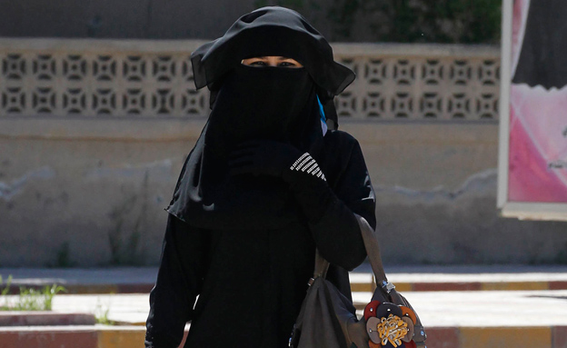 אישה ברעלה בשטח דאע"ש (צילום: רויטרס)