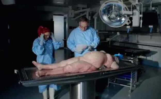 נתיחת גופה שמנה (צילום: BBC)