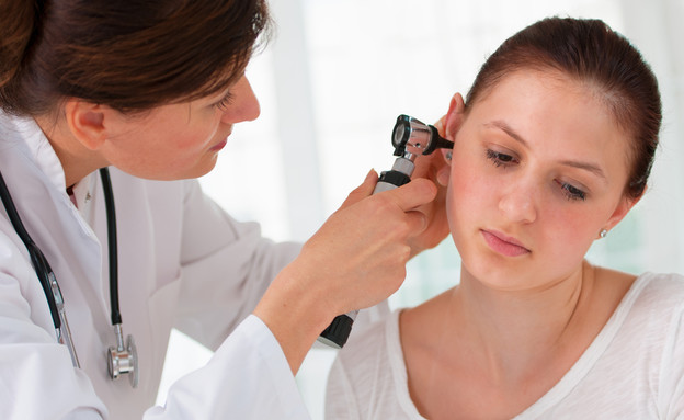 "בדיקת אוזניים" (צילום: Alexander Raths, Shutterstock)