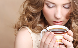 שותה קפה (צילום: Juice Team, Shutterstock)
