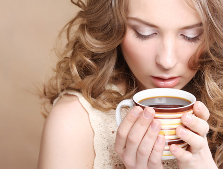 שותה קפה (צילום: Juice Team, Shutterstock)