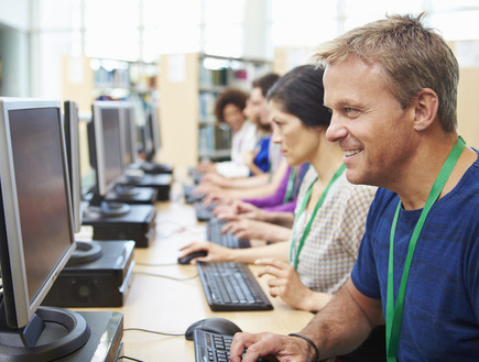 מבוגרים מול מחשב (צילום: Monkey Business Images, Shutterstock)