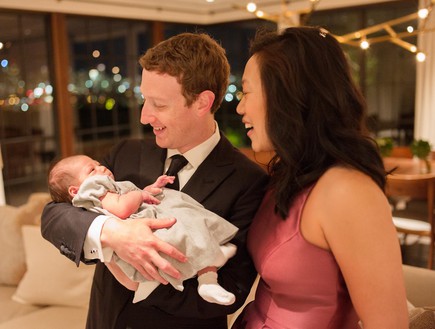 מארק צוקרברג עם אשתו פריסילה והבת מקס (צילום: מתוך פרופיל הפייסבוק של מארק צוקרברג)