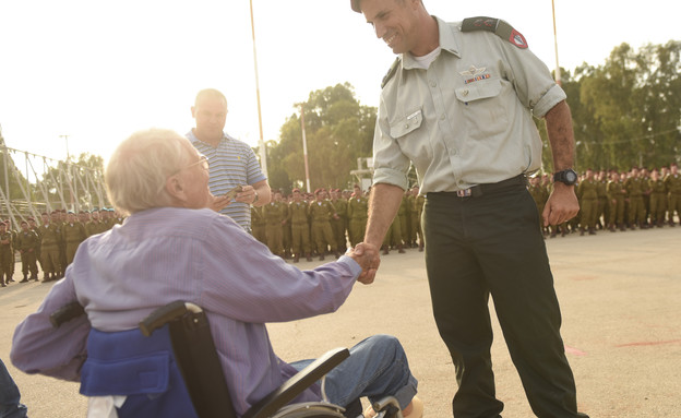 דדי מקבל את אות הצניחה עם הכוכב (צילום: דובר צה"ל)