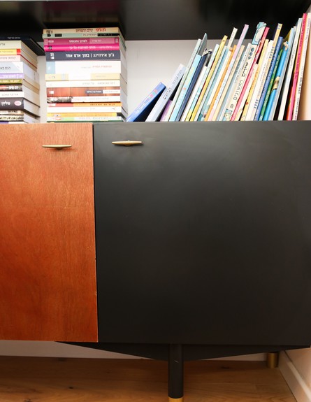 מרב שדה, ג, ספרייה, בדירה נגיעות של שחור וזהב - נגרות מעץ גבון (צילום: איקו פרנקו)