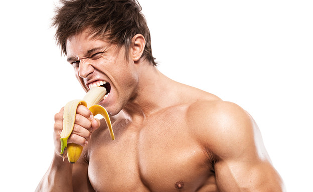 גבר אוכל בננה (צילום: Shutterstock)