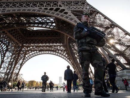 שוטר לאחר מתקפת הטרור בפריז (צילום: David Ramos, GettyImages IL)