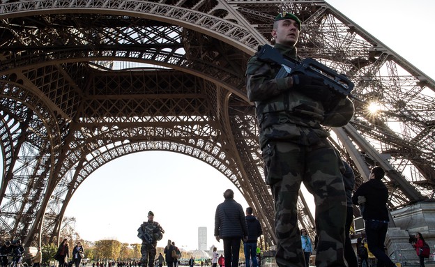 שוטר לאחר מתקפת הטרור בפריז (צילום: David Ramos, GettyImages IL)