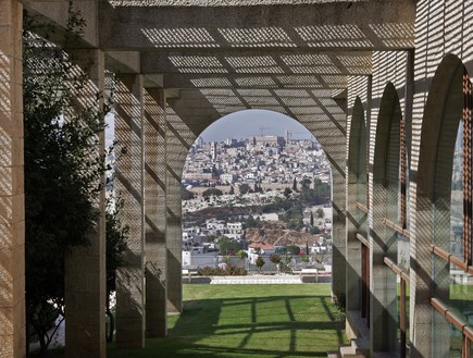 המרכז הירושלמי ללימודי המזרח הקרוב, אדריכל דוד רזניק בשיתוף אדריכל (צילום: נתן דביר)
