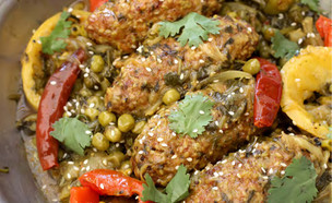 קציצות עוף עם תמרים (צילום: אפרת ליכטנשטט, טעמים של בית, הוצאת כתר)