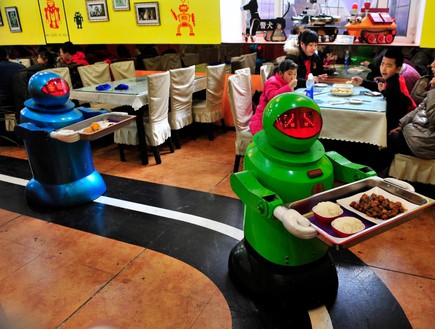 מסעדת רובוטים (צילום: sheng li /reuters, רויטרס)