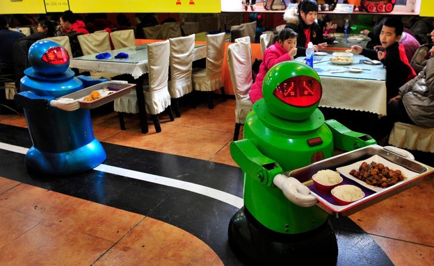 מסעדת רובוטים (צילום: sheng li /reuters, רויטרס)
