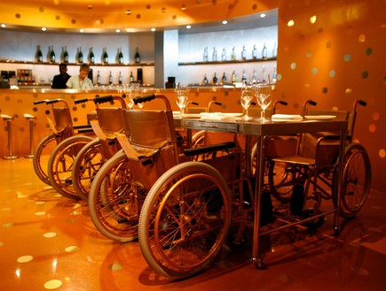מסעדה על כיסאות גלגלים (צילום: tim chong /reuters, רויטרס)