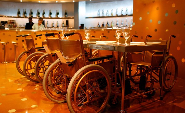 מסעדה על כיסאות גלגלים (צילום: tim chong /reuters, רויטרס)