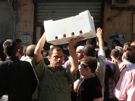 חבילות סיוע ראשונות נחטפות בחאלב (צילום: רויטרס)
