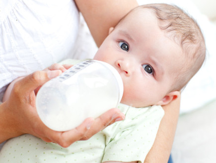 תינוק מתוק אוכל מבקבוק (צילום: אימג'בנק / Thinkstock)