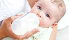תינוק מתוק אוכל מבקבוק (צילום: אימג'בנק / Thinkstock)